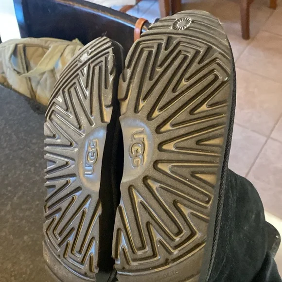 Size 2 Black UGG boots with zipper back in very good condition - Picture 6 of 6